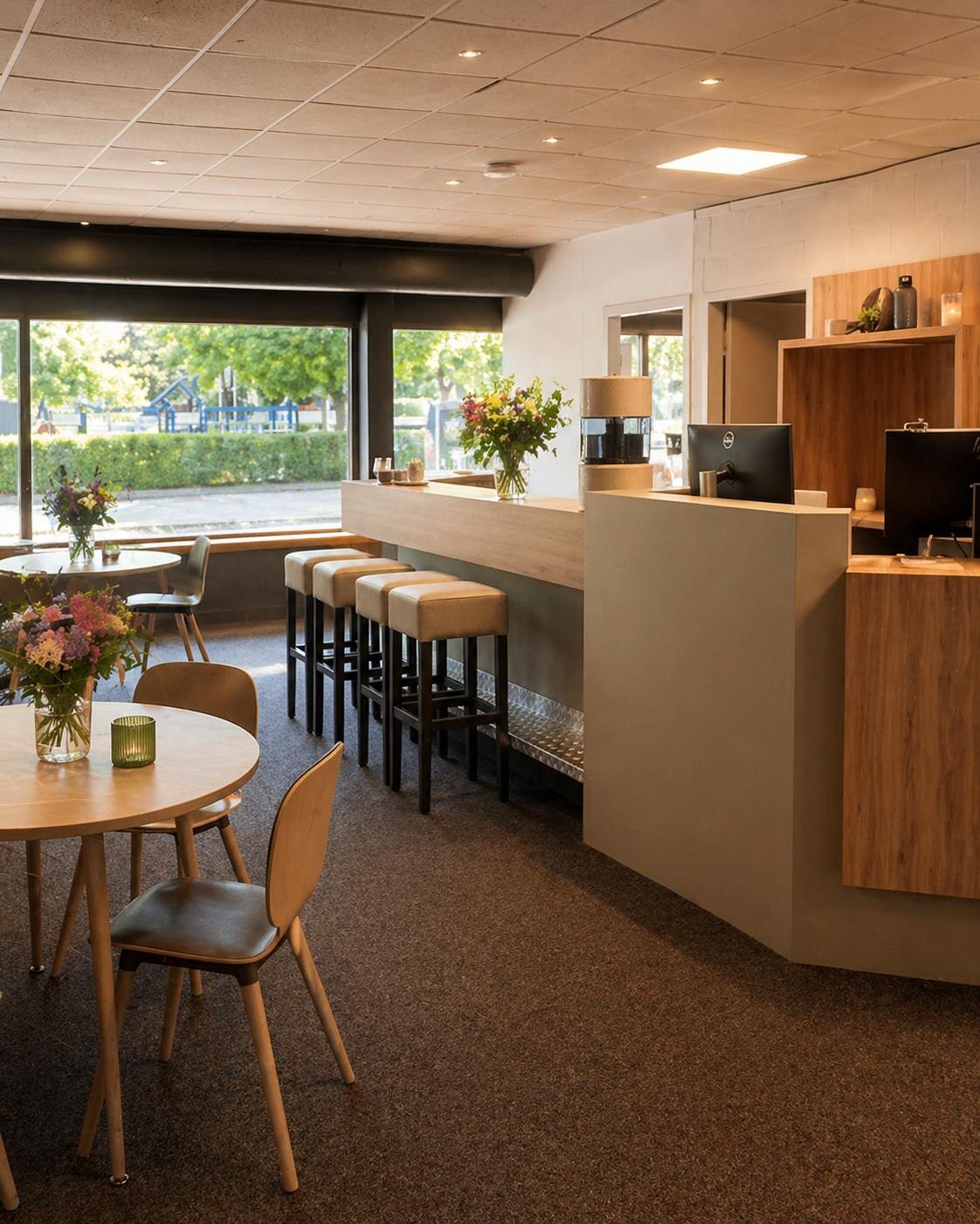 De warme ontvangst- en koffieruimte van Fitland Milon Club Boxmeer